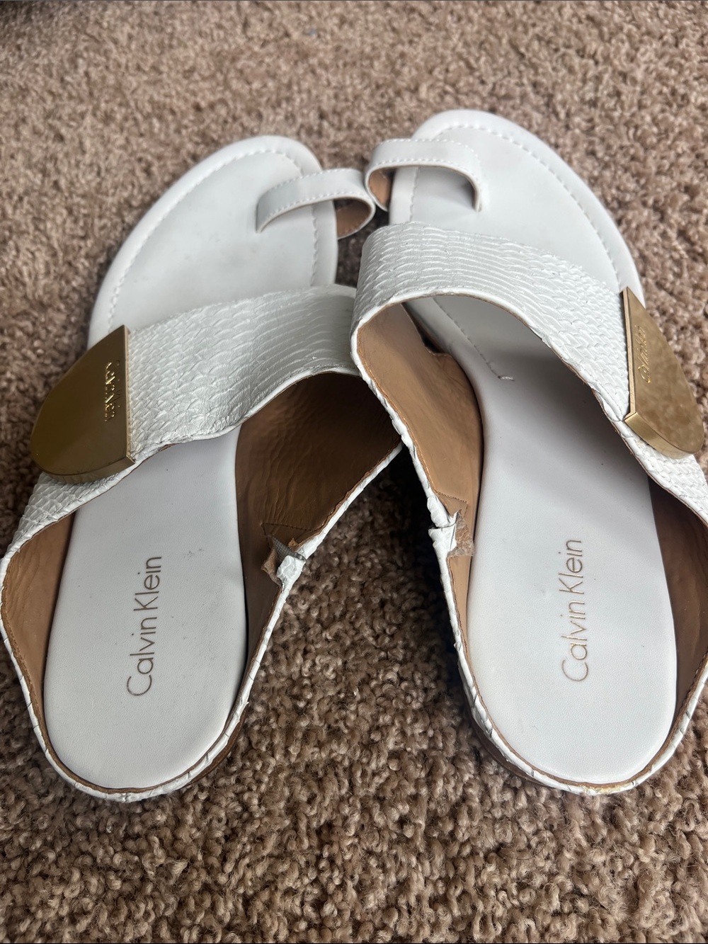 Calvin Klein White Slide Toe-Loop Sandals with Gold Disc Size 9 - Picture 5 of 7